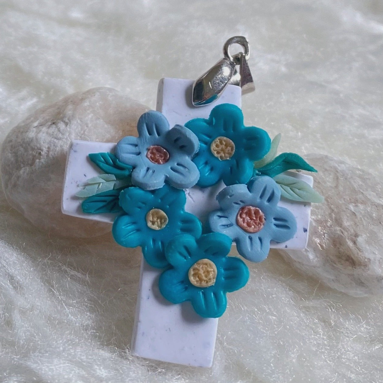 Mighty Cross Pendant by Allesliebelola