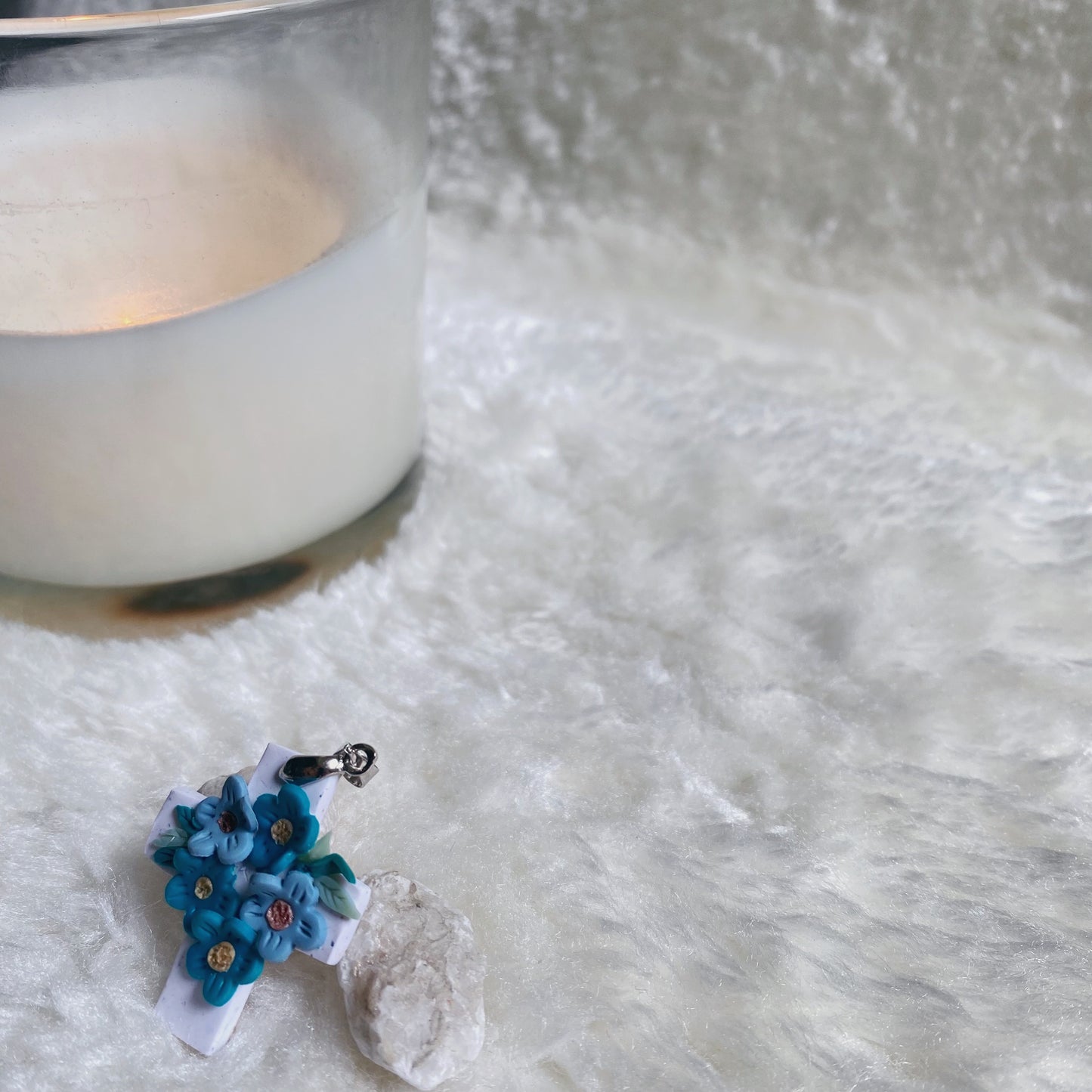 Mighty Cross Pendant by Allesliebelola
