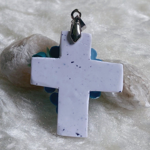 Mighty Cross Pendant by Allesliebelola